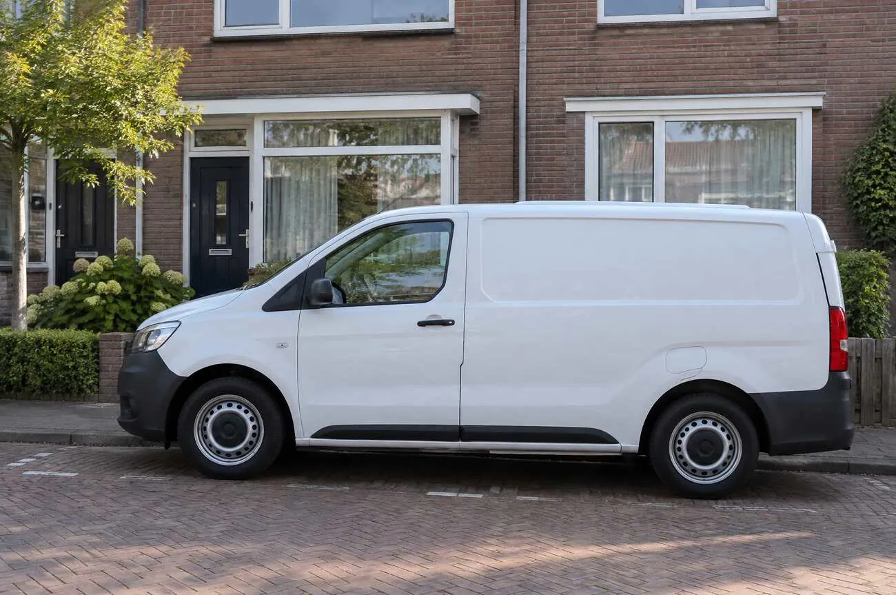 Bus van De Wit voor een woning
