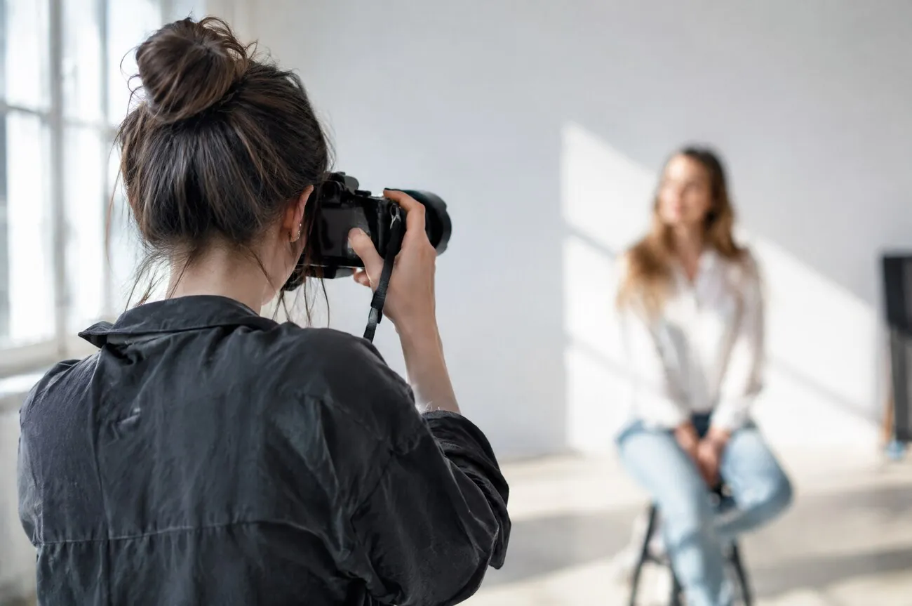 Eva fotografeert een klant bij daglicht